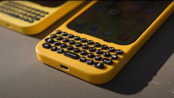 To szalone etui do iPhone'a dodaje fizyczną klawiaturę jak za starych czasów