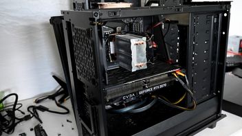 „Obudowy są przereklamowane” stwierdził gracz i pokazał światu jak nie składać PC