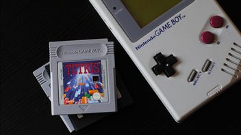 Ta retro konsolka mieści się w kieszeni i odpala gry z PlayStation 1