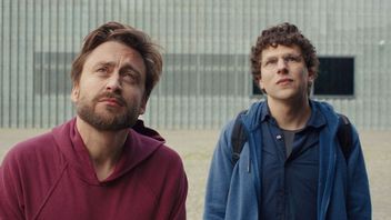 Kieran Culkin i Jesse Eisenberg jadą do Polski wspominać ofiary Holokaustu. Film to osobista historia gwiazdy The Social Network