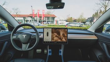 Tesla z nową aktualizacją w pełni autonomicznej jazdy; obiecujące zmiany na nagraniu