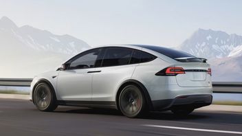 Składane panele fotowoltaiczne na dach Tesli mają rozwiązać problemy z zasięgiem