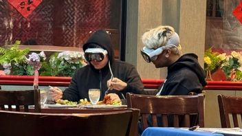 Użytkownicy Apple Vision Pro wyglądają jak z dystopijnego filmu sci-fi, a internauci się śmieją