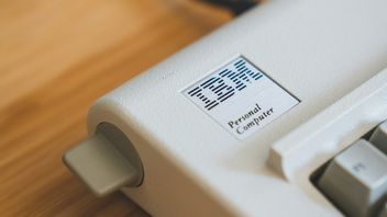 Pierwszy przenośny komputer IBM pojawił się 40 lat temu i ważył niemal 14 kg