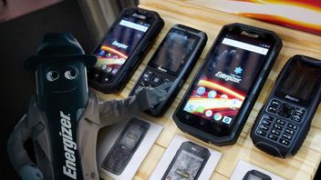 Smartfon o baterii rodem z powerbanka. Może pracować do 94 dni na jednym ładowaniu