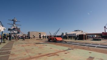 Amerykański lotniskowiec USS John F. Kennedy wystrzeliwuje pojazdy do rzeki; nie jest to jednak zabawa marynarzy