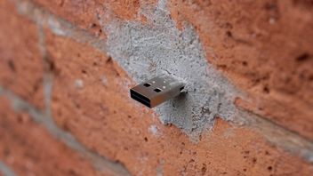 Ponad 400 pamięci USB wystających ze ścian w Niemczech - czym jest projekt „Dead Drops”?