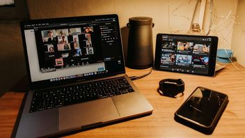 Firma zmusiła 400 pracowników do pracy zdalnej przez jeden dzień. Wszystko po to, by zwolnić ich przez połączenie wideo