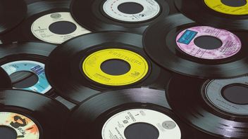 Fani muzyki wracają do starszych rozwiązań. Sprzedaż winyli ponownie wyższa od płyt CD