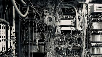 Zmęczony technik niszczy serwer swojej firmy, ale wszyscy obwiniają Microsoft, a on nie zostaje ukarany grzywną