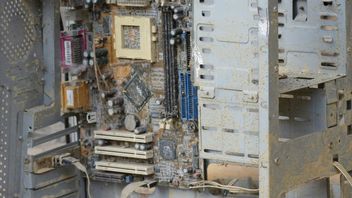 Ojciec zastanawia się, dlaczego jego komputer działa tak wolno - syn otwiera PC i mówi, że można uprawiać warzywa w brudzie