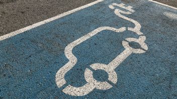 Badanie: samochody benzynowe mają średnio 12 lat, samochody elektryczne tylko 3 lata - ale liczby zniekształcają rzeczywistość