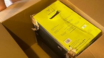 Gracz zamawia swój pierwszy komputer do gier i otrzymuje go w przemoczonym pudełku, internauci zgodnie doradzają, co powinien zrobić