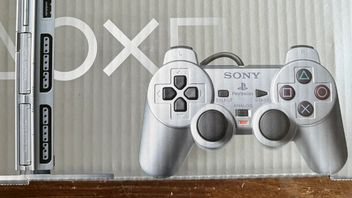 PS2 w oryginalnym opakowaniu przeleżało 20 lat, ale lepiej jeszcze nie odpakowywać tej konsoli