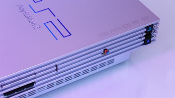 Gracz kupuje starą konsolę PS2, która ledwo działa, wymienia połowę części i wzbudza zachwyt w sieci - ten model jeszcze nigdy nie wyglądał tak dobrze