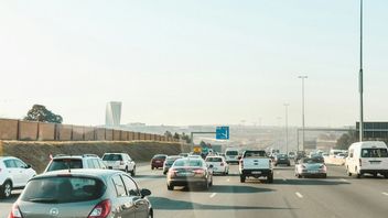 Kierowca wysiadł z samochodu i zauważył coś wbitego w zderzak. Okazało się, że to laptop