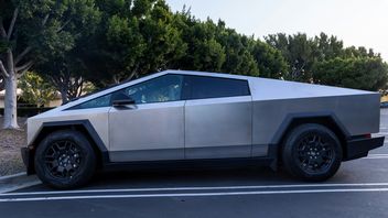 Nie mógł się zmieścić Teslą Cybertruck na swoim miejscu parkingowym, teraz chce sprzedać auto, ale salon Tesli grozi mu karą 50 tys. dolarów