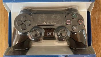 Fan PlayStation po prostu chce posprzątać swój garaż i znajduje super rzadką, specjalną wersję DualShock 4 w oryginalnym opakowaniu
