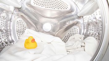 Pralki mają funkcję, o której prawie nikt nie wie. Służy do usuwania uporczywych plam, a dawniej była wykonywana ręcznie
