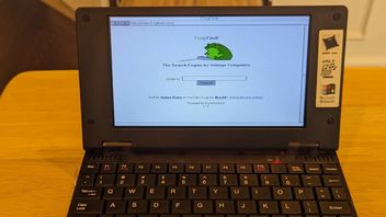 Ten laptop z Windowsem 95 właśnie trafił do sprzedaży i jest absolutnie przeuroczy