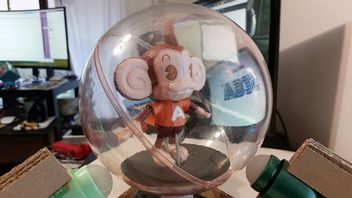 Programista ma dość używania klasycznych padów w grach. Tworzy sferycznych kontroler z kulek po antyperspirancie i kartonów