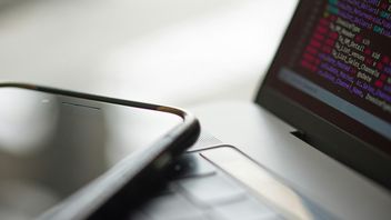 Lepiej uważaj na WiFi w miejscach publicznych. Haker tworzył fałszywe sieci na lotniskach i w samolotach, żeby wykradać dane podróżnych