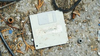 Japonia odnosi zwycięstwo w najdziwniejszej biurokratycznej wojnie ostatnich lat. Dyskietki nie miały szans