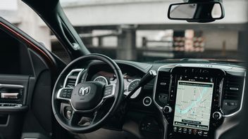 Autonomiczne auto zjechało na zły pas i zostało zatrzymane przez policję