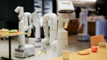 Pracownicy Google prezentują, jak robot wyposażony w Gemini radzi sobie z nawigacją