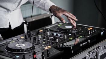 Udio vs Suno - co generuje lepszą muzykę? Porównujemy narzędzia