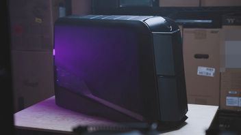 Ten PC z epoki Windowsa 7 to mutant z dwiema kartami graficznymi. Youtuber przybliżył ciekawą konstrukcję