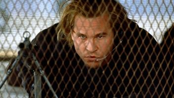 „Nigdy w życiu nikogo nie uderzyłem”. Choć Val Kilmer nie skrzywdziłby muchy, to wykazał się w brutalnej roli, która miała powędrować do Keanu Reevesa