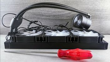 Gracz zleca ekspertom zainstalowanie chłodzenia wodnego w swoim komputerze, który niemiłosiernie się nagrzewa - winny temu kawałek plastiku