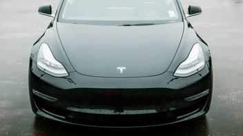 Tesla wzywa do serwisu 1,8 miliona samochodów, ponieważ ich maski mogą otwierać się podczas jazdy