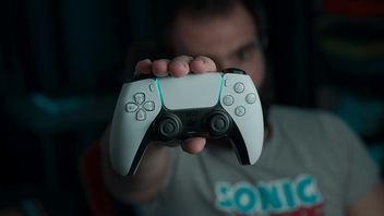 Czy wiesz, do czego służą złote styki pod kontrolerem DualSense? Ta funkcja kontrolera PS5 ułatwia życie