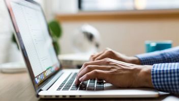 Gracz chciał wymienić pastę w laptopie. Okazało się, że jego bateria może wybuchnąć