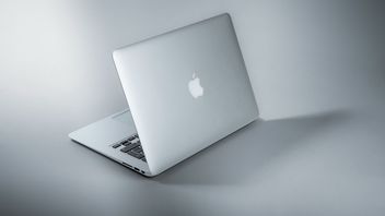 Apple nie porzuca planów na MacBooka ze składanym ekranem; urządzenie będzie jednak mniejsze