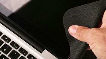 Nie używaj płynu do mycia szyb i papierowych ręczników. Oto prawidłowe sposoby czyszczenia TV i monitora