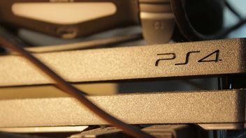 Gracz chciał wyczyścić swoją konsolę PS4, ale nie włożył z powrotem ważnej części. Z pomocą przyszedł starszy brat