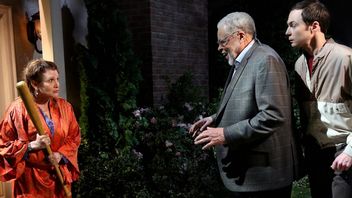 James Earl Jones po raz pierwszy spotkał Carrie Fisher nie na planie Star Wars, tylko Teorii wielkiego podrywu. Aktorzy wystąpili w zabawnej scenie