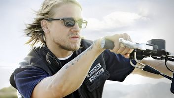 Gwiazda Synów Anarchii Charlie Hunnam staje się seryjnym mordercą w kontynuacji najbardziej udanego miniserialu Netflixa w historii