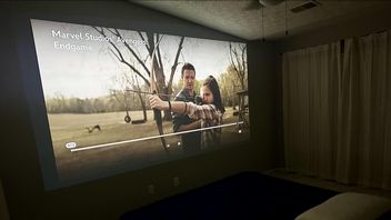 Fan kina kupuje pierwszy projektor i pyta, czy ekran poprawia jakość obrazu? Eksperci podkreślają, że najważniejsze są czarne pasy