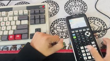 Gracz pokazał wszystkim żartownisiom, że na kalkulatorze da się grać jak pros. Nawet jeśli sprzęt wyciąga tylko 2 fpsy