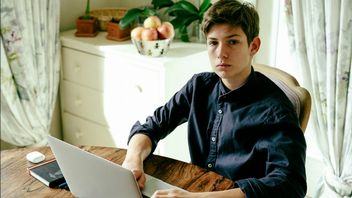 Technologie biurowe są wyzwaniem dla pokolenia Z. Firmy powinny inwestować w szkolenia