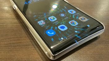 Składany telefon to za mało. Motorola udoskonaliła swój smartfon ze zwijanym ekranem