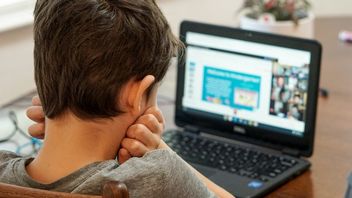 W tej szkole porty USB w komputerach PC są po prostu zaklejane, to zabezpieczenie przed złośliwymi uczniami