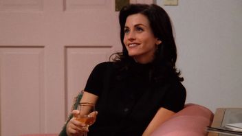 „Nie polubimy jej”. Historia Moniki w pierwszym odcinku Przyjaciół była dla stacji tak kontrowersyjna, że w ankiecie postać nazwano „ladacznicą”