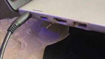 „Czy ktoś powie mi co wylewa się z mojego komputera?” - tajemnicza substancja wyciekła z laptopa, a internauci robią dochodzenie