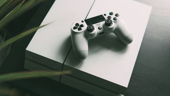 Szczęśliwiec kupuje PS4 za niecałe 20 złotych w lombardzie, podłącza je w domu i ma teraz swoje pierwsze PlayStation
