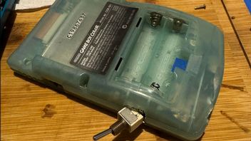 Gracz kupił używanego Game Boya z tajemniczym przełącznikiem z boku - i okazuje się on całkiem przydatny